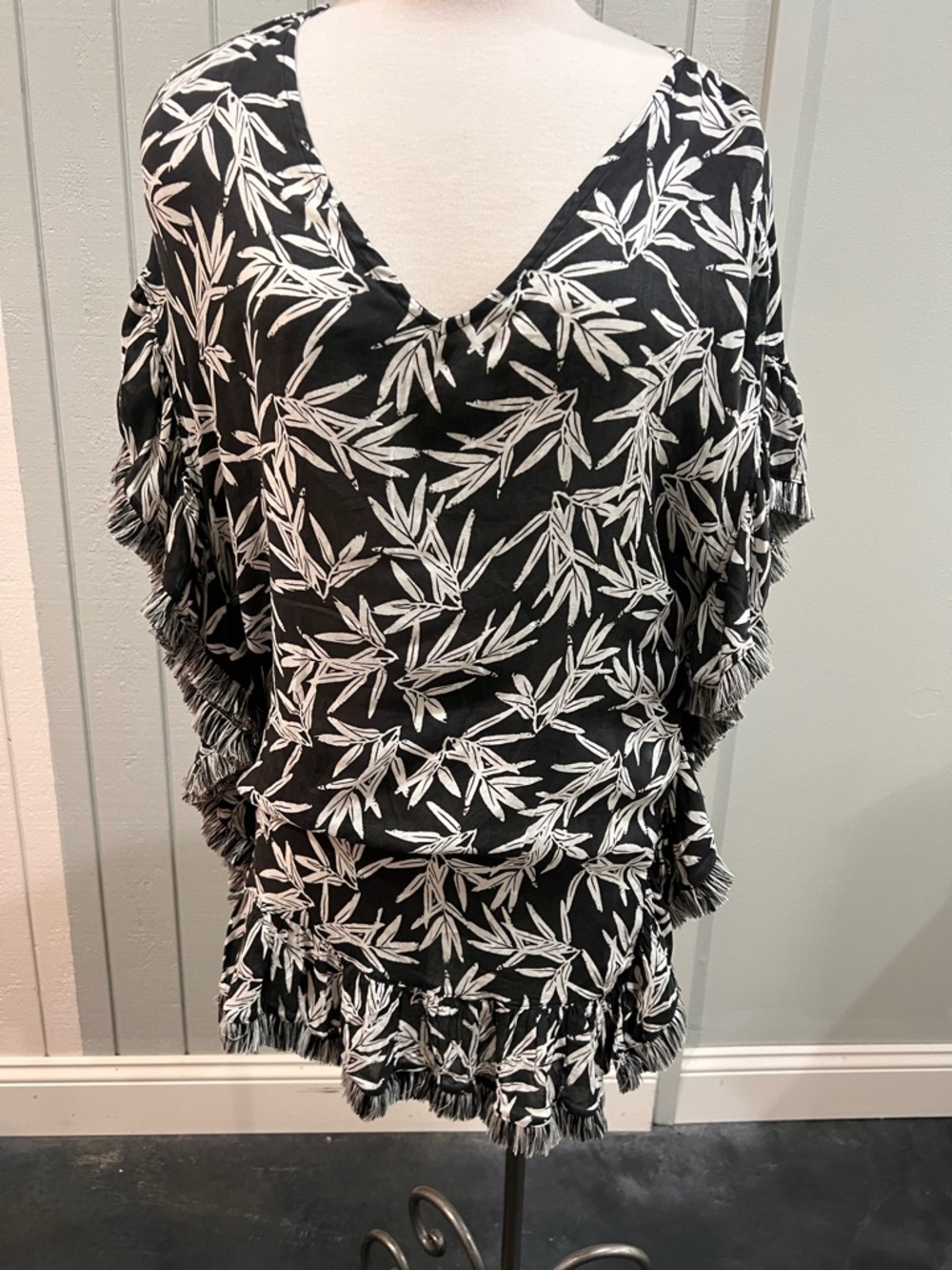 Black & White Leaf-Print Women's Swim Cover-Up